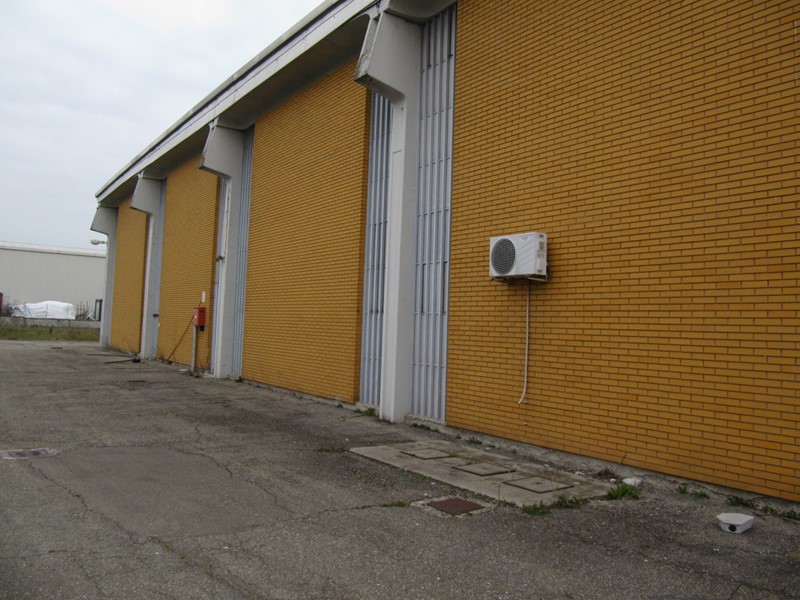 Capannone in Vendita a Parma, 1700 m²