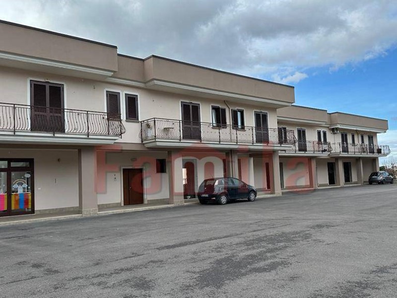 Immobile commerciale in Affitto a Avella, 2'000€, 130 m²