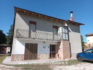 Villa in Vendita a Todi, zona Cacciano, 170'000€, 342 m²