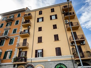 Bilocale in Vendita a Roma, zona Ponte Lungo / Appia Nuova, 250'000&euro;, 72 m²