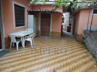 Casa Semi Indipendente in Vendita a Ventimiglia, zona Peglia, 120'000€, 70 m², arredato, con Box