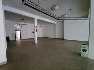 Immobile commerciale in Affitto a Santa Croce sull'Arno, 1'000€, 220 m²