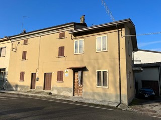 Casa Indipendente in Vendita a Gropparello, zona Sariano, 49'000€, 300 m², con Box