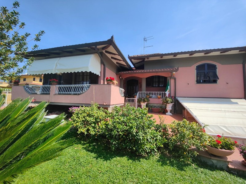 Villa in Vendita a Carrara, zona Fossone, 550'000€, 235 m², con Box